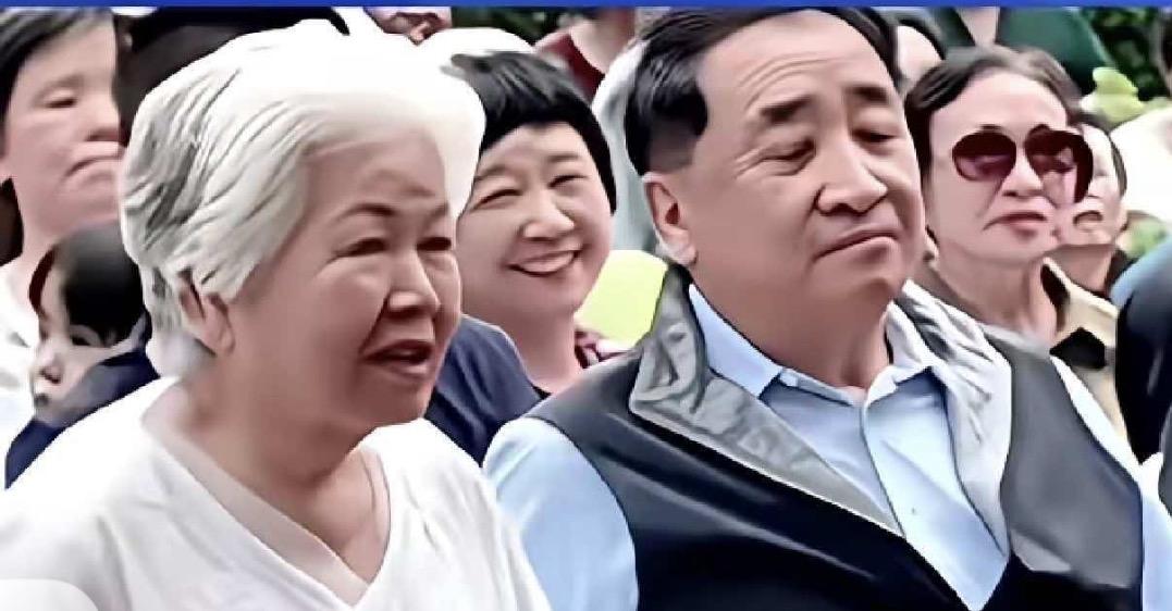 衰老任何人也无法抗拒，抹这个化妆品抹那个化妆品，那都是自己安慰自己，骗人的，再有