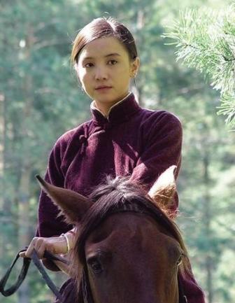 2008年《闯关东》片场，零下37度的暴风雪中，小宋佳正被威亚拖行在结冰的江面。