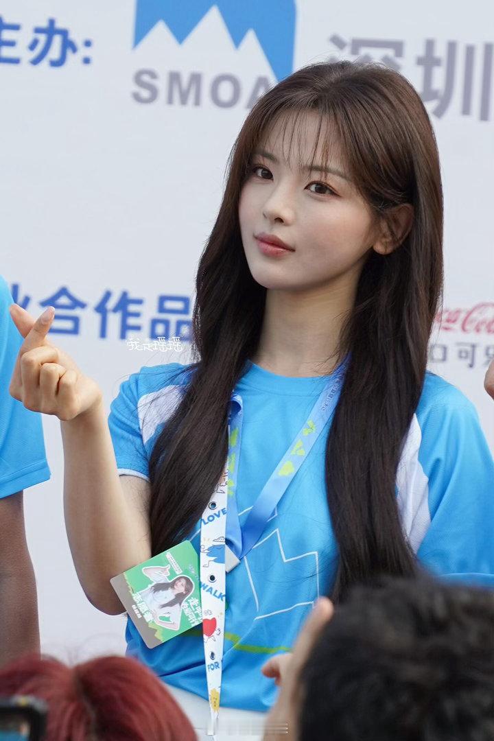 杨超越不仅身材好腿还很长 ​​​