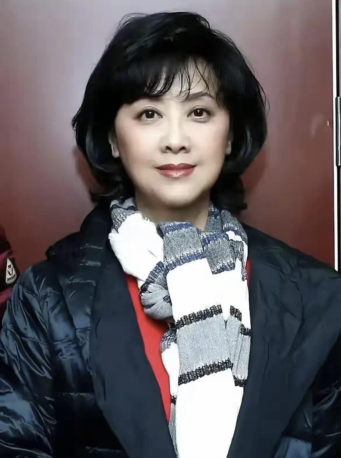 有着最美女儿国国王之称的朱琳，拥有着古典美女的神韵，她漂亮的鹅蛋脸上有着一双清澈