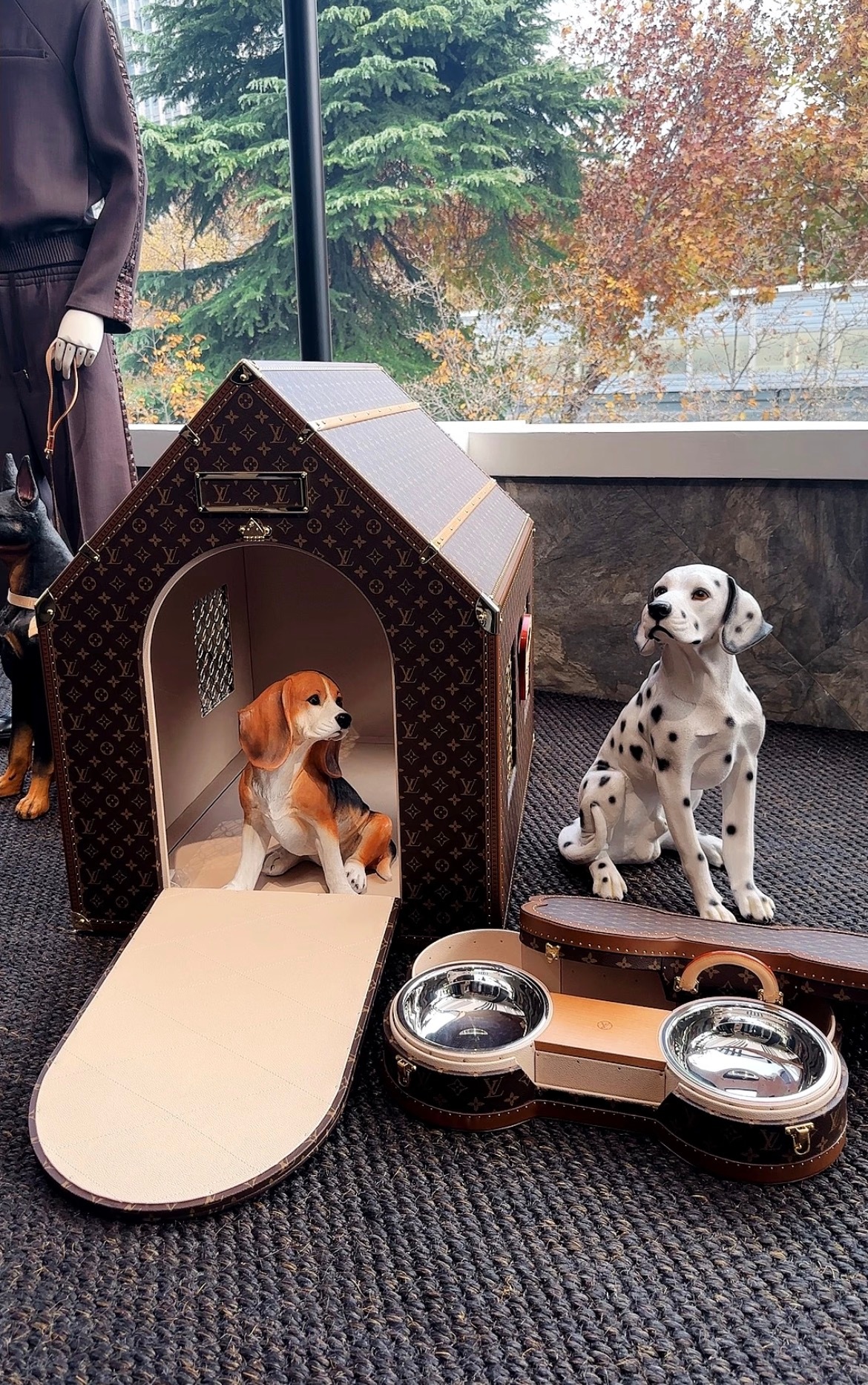 一个LV狗窝可以买一套房50万给狗买一个窝，人活的不如狗系列！到底谁家狗会那么幸