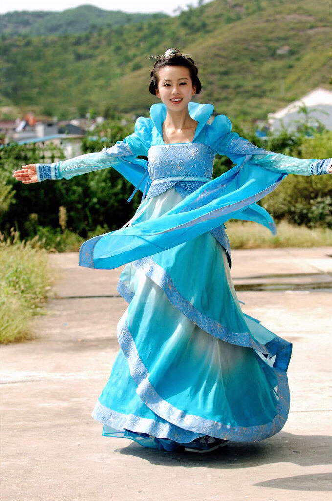 龙葵长尾效应 有人说龙葵是时代的眼泪，我不认同。她是永远的白月光。17年来，每一