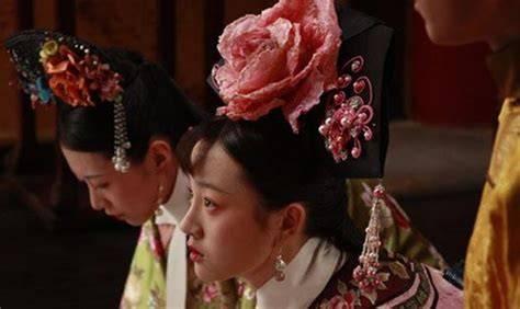 1889年，紫禁城里来了两姐妹。 
 
这一年，光绪皇帝大选秀女，礼部侍郎长叙的