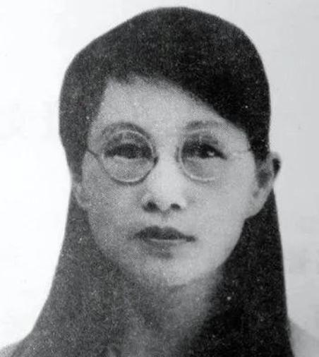 1909年，16岁的白薇与婆婆吵嘴，丈夫居然抡起凳子砸在她背上，婆婆见她倒下，扑