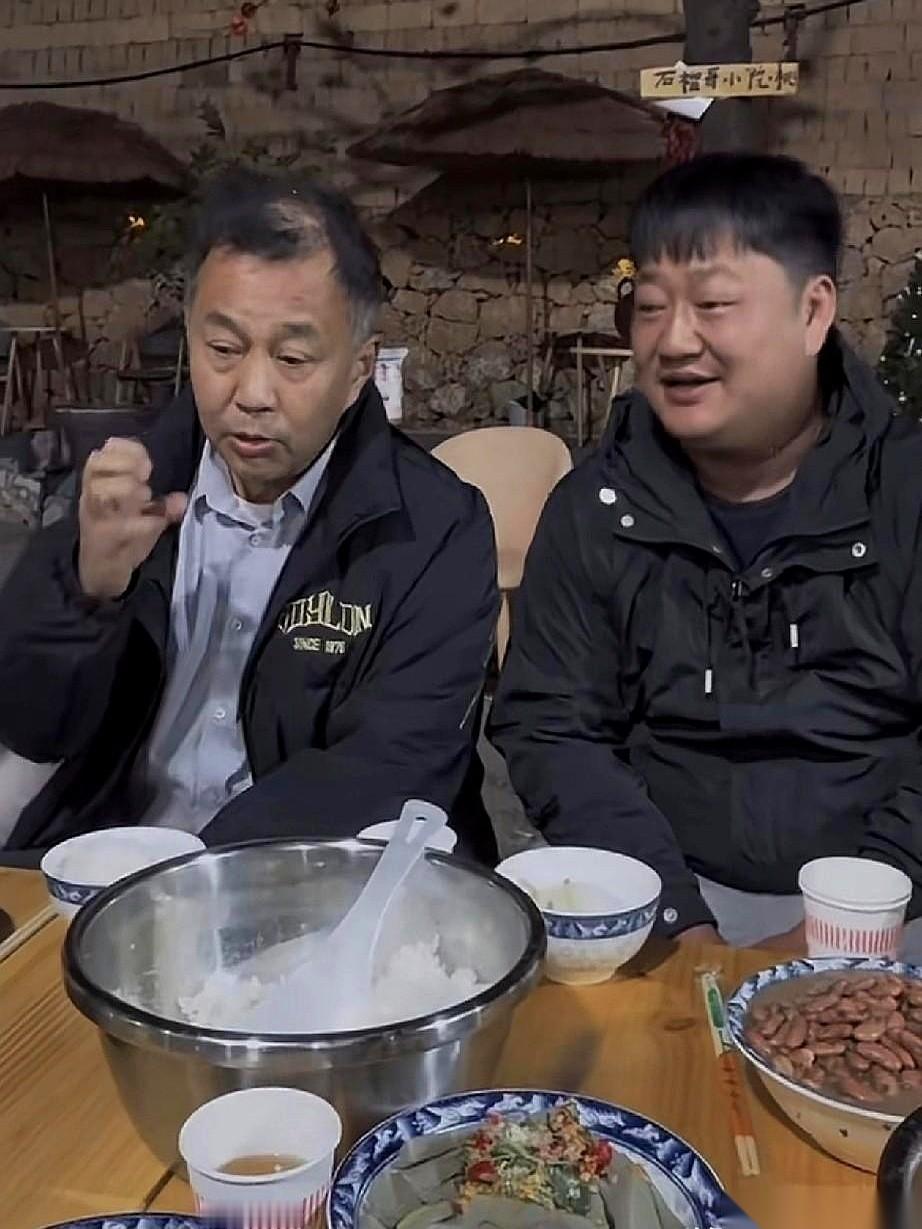 一帮人，在云南晃悠了快一个月了。
吃好的，住好的，出门还开着车。
关键是，好像也