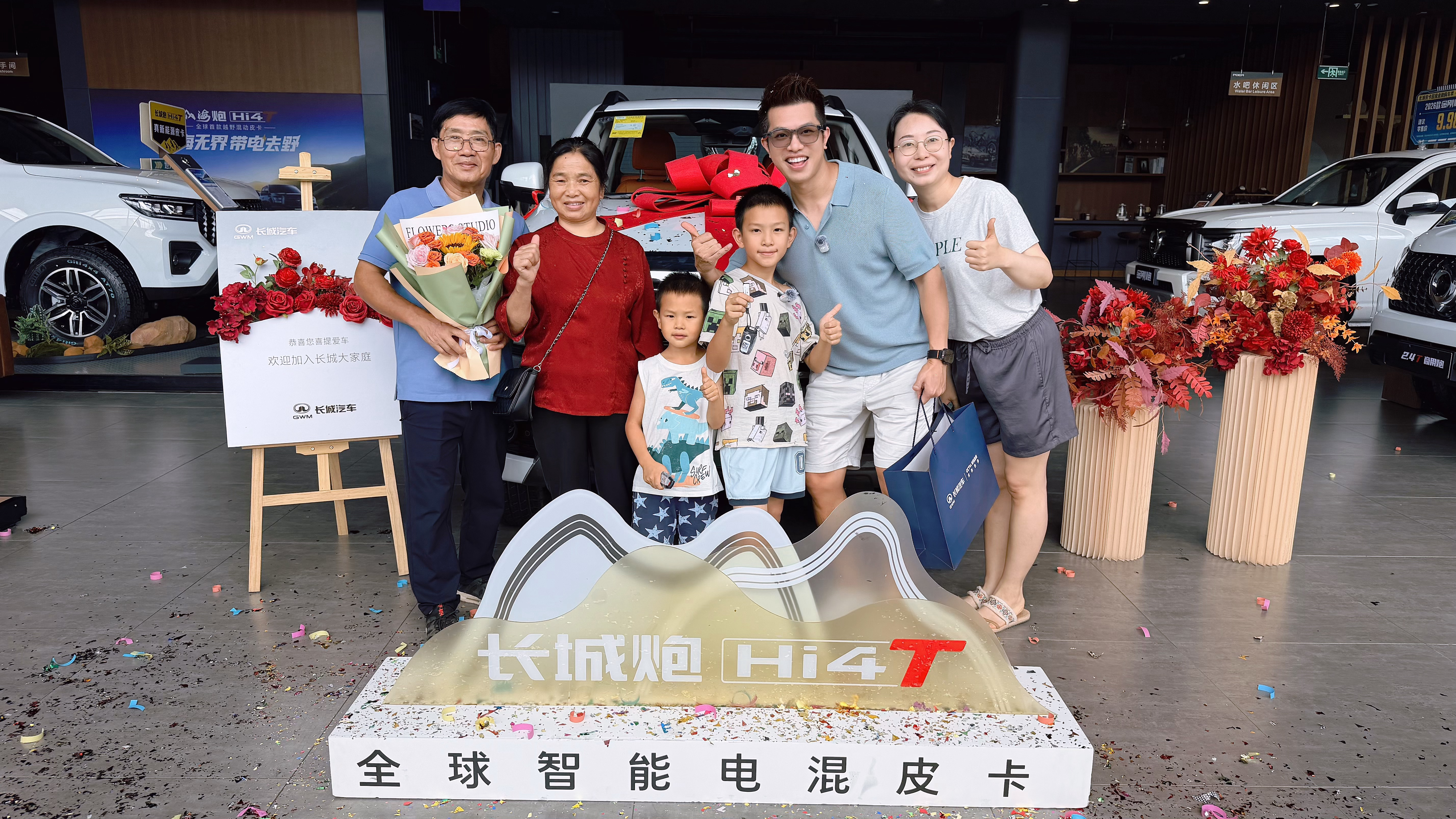 俩孙子孝敬奶奶生日掏空小金库送一台混动皮卡-长城炮 Hi4-T皮卡挑场景在村里，