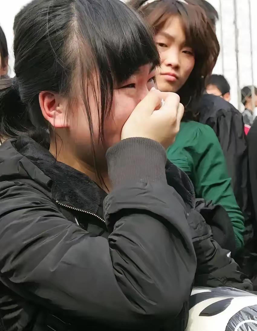 校门口，一名高二学生女孩，看见站在门口的男子，喊出一句称呼后，瞬间就哽咽流泪了。