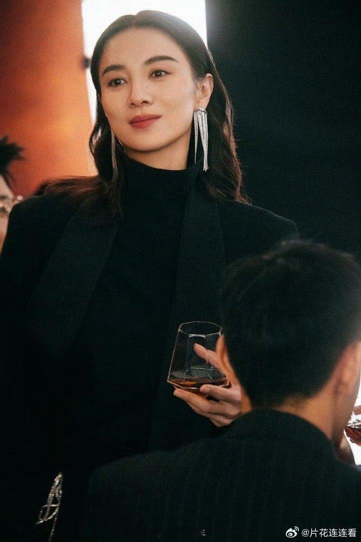 宋佳和东方美学能有多适配  宋佳漫步古巷，蓝印花布衣裳，竹篮相伴，那一抹质朴的东