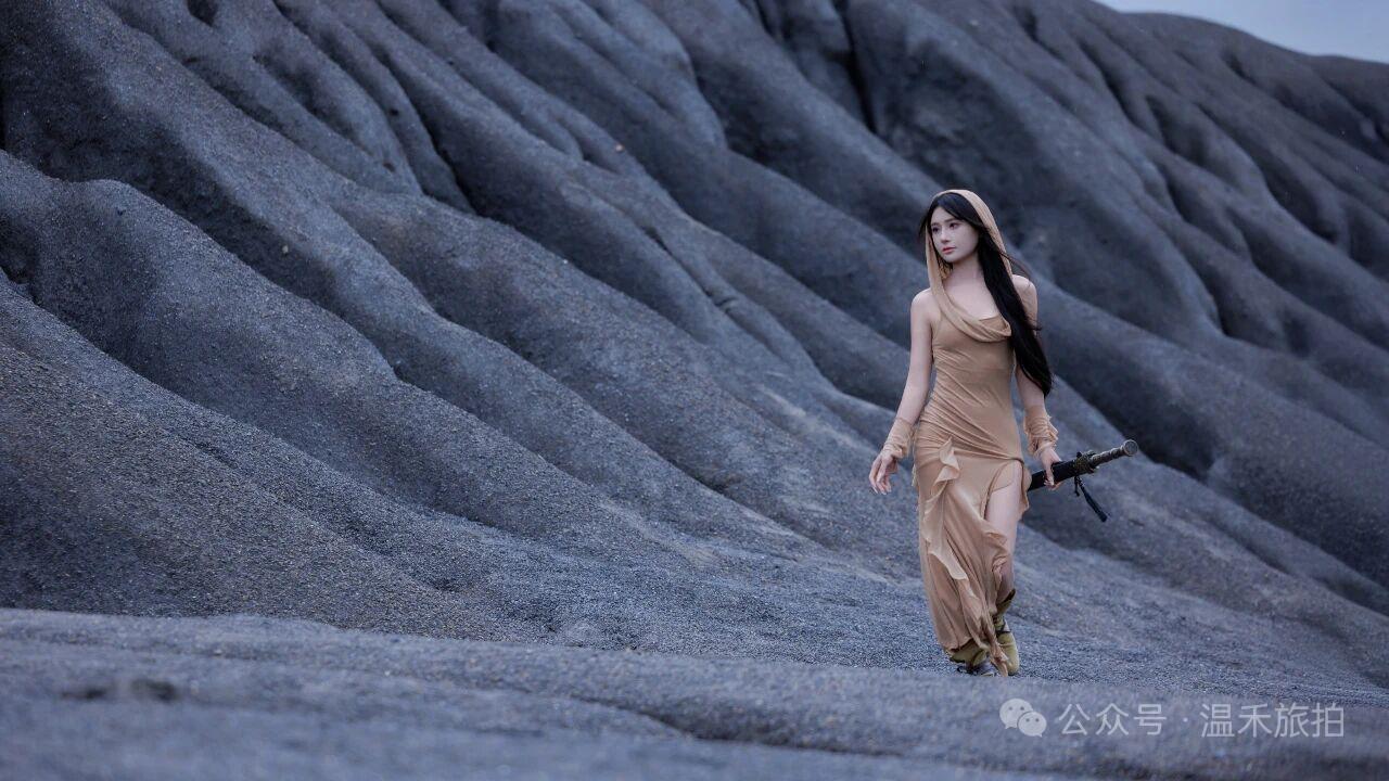 在黑色的火山石旁拍照，真的很出片。