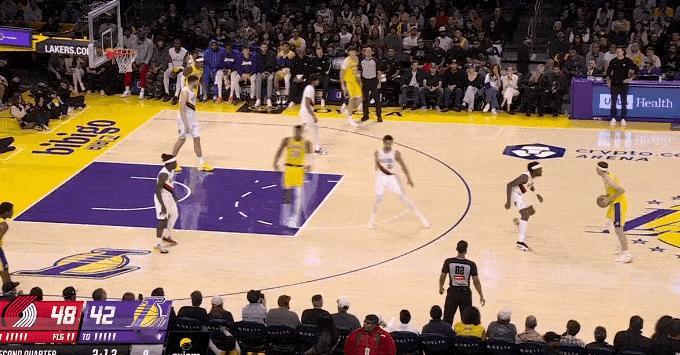 好家伙！里夫斯这也太能造犯规了！
在今天NBA常规赛湖人对阵开拓者的第二节比赛中