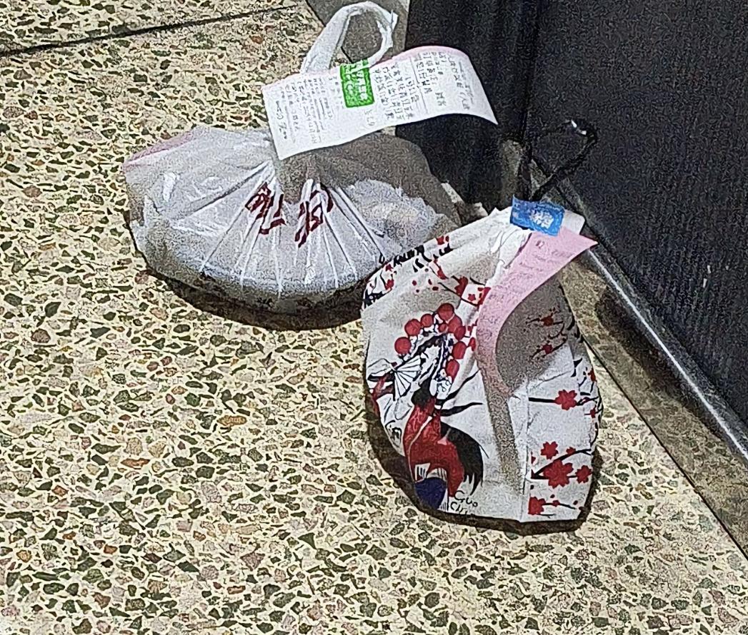 7岁男孩偷吃邻居的外卖，结果吃出了肠胃炎进了医院，男孩的家属却要求外卖的主人赔偿