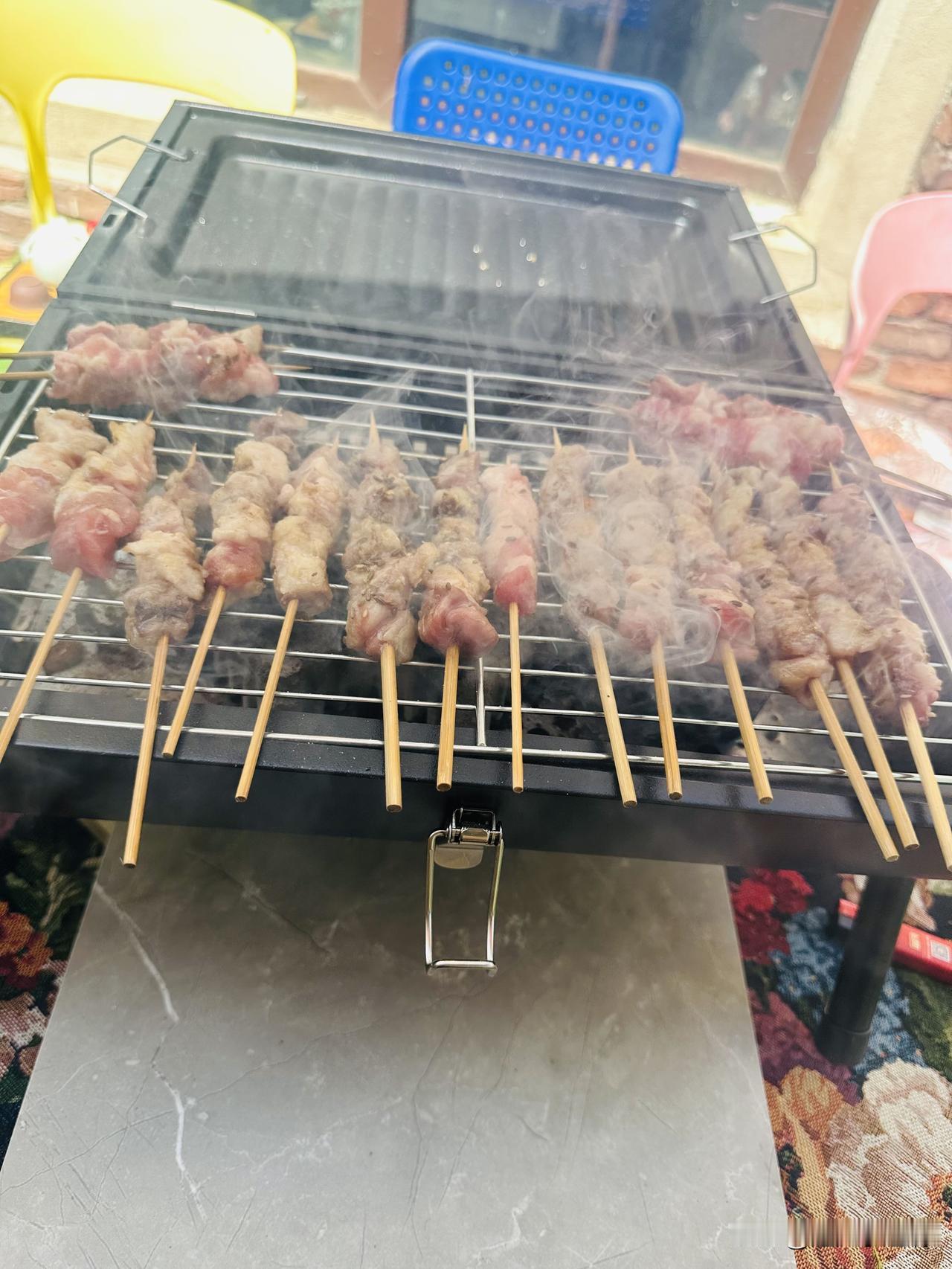 烤肉🥩
闲着没事阳光挺好，我前几天不是买了个小烤炉吗，下楼烤肉去，开开锅。
羊