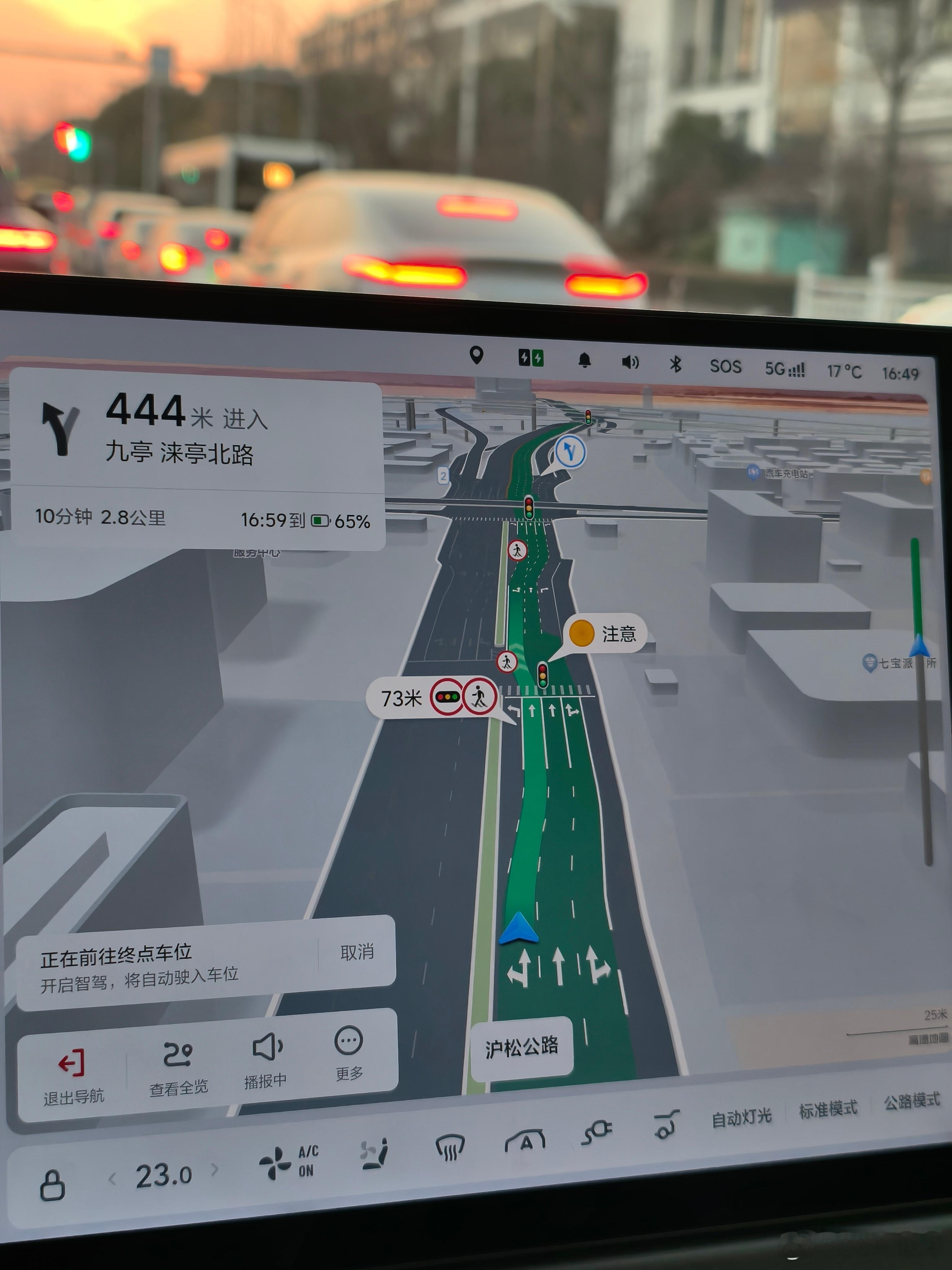 车道级导航在大多数时候用着很别扭，但是在这种场景下非常好用。通过车道及导航，你可