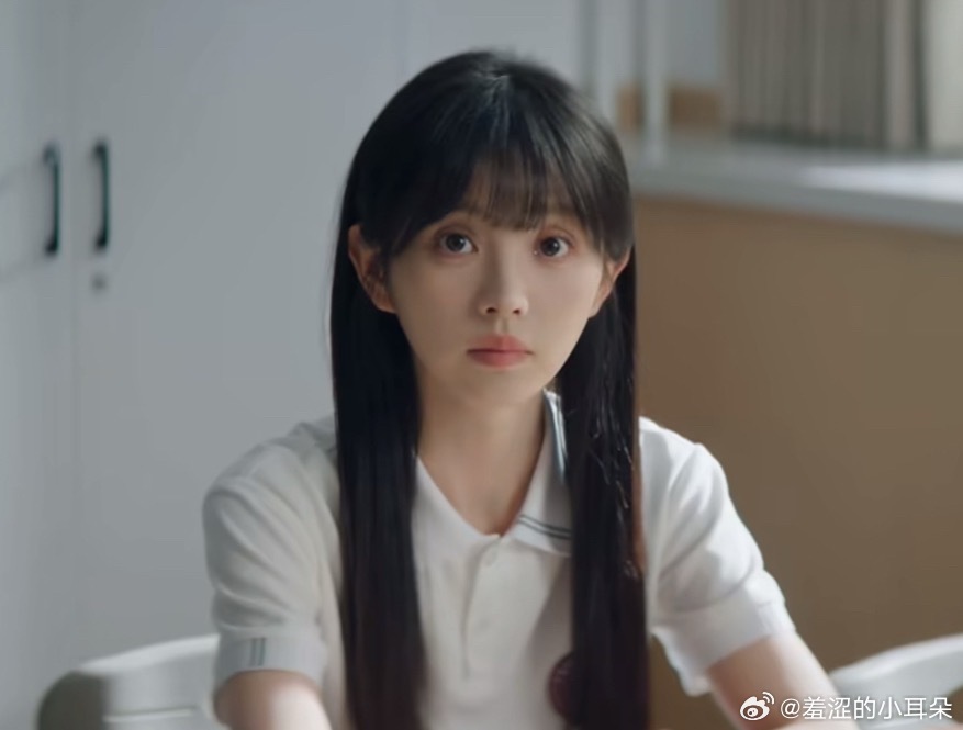 天才女友田曦薇眼神全程都放空状态，眼神透露着疲惫。看她每次的路透、活动眼神都亮晶