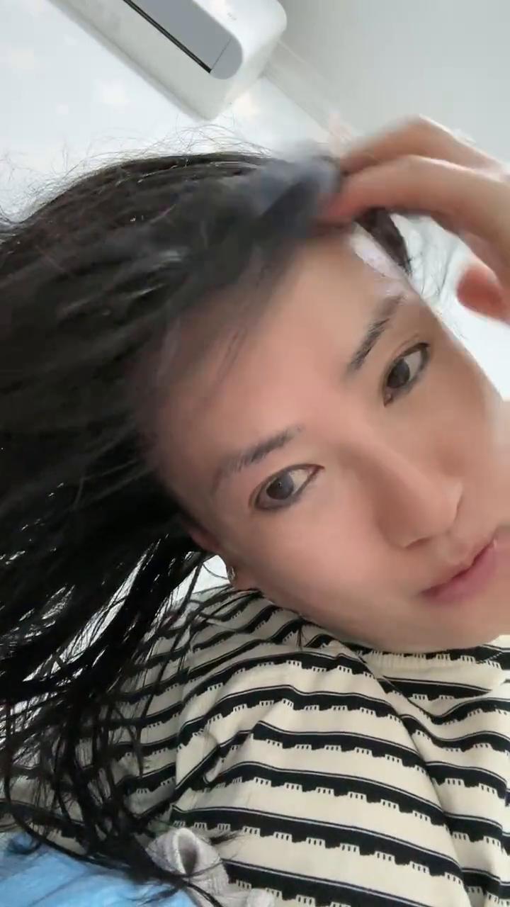 白天干活造的灰头土脸，回来洗洗头。谁说我了？谁说我满头白发？哪有？有没那么多？按