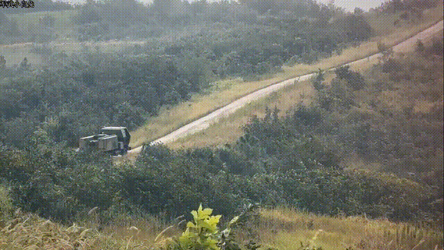 打“海马斯”早有预案，看国产仿“海马斯”无人靶车。
该无人靶车是基于美制M142