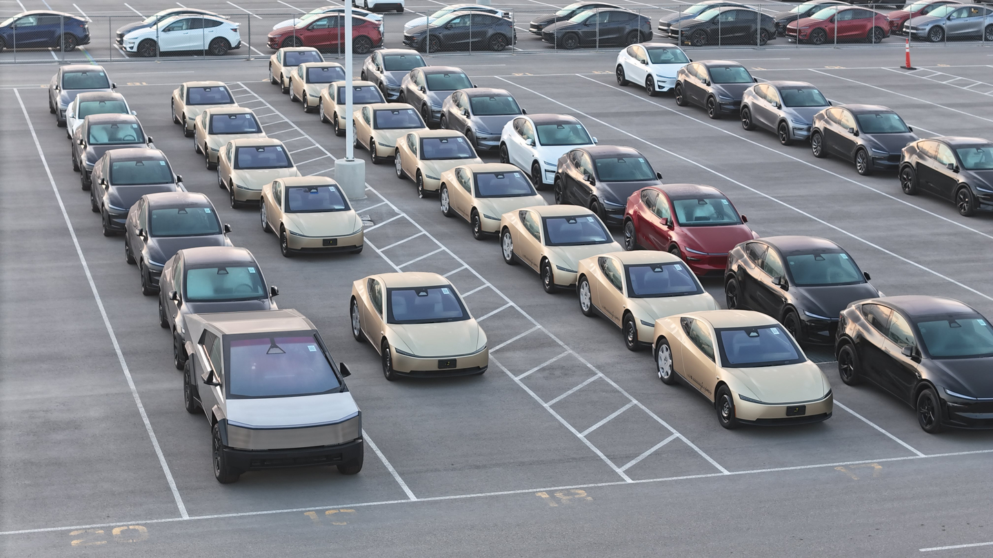 【最终量产形态？又一批特斯拉 Cybercab 无人驾驶出租车亮相厂区，没有方向