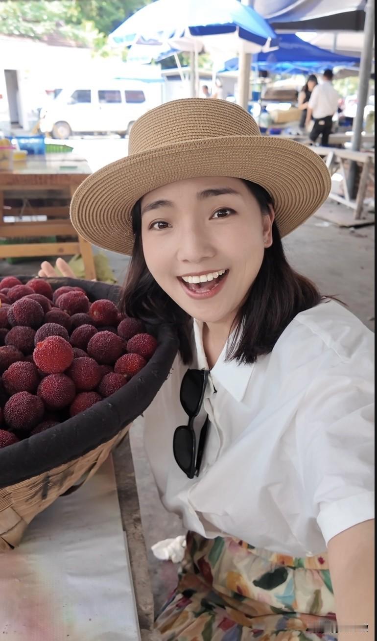 我还是第一次吃浙江仙居东魁杨梅，便被这“果中玛瑙”吓到了。乒乓球大的80颗装加上