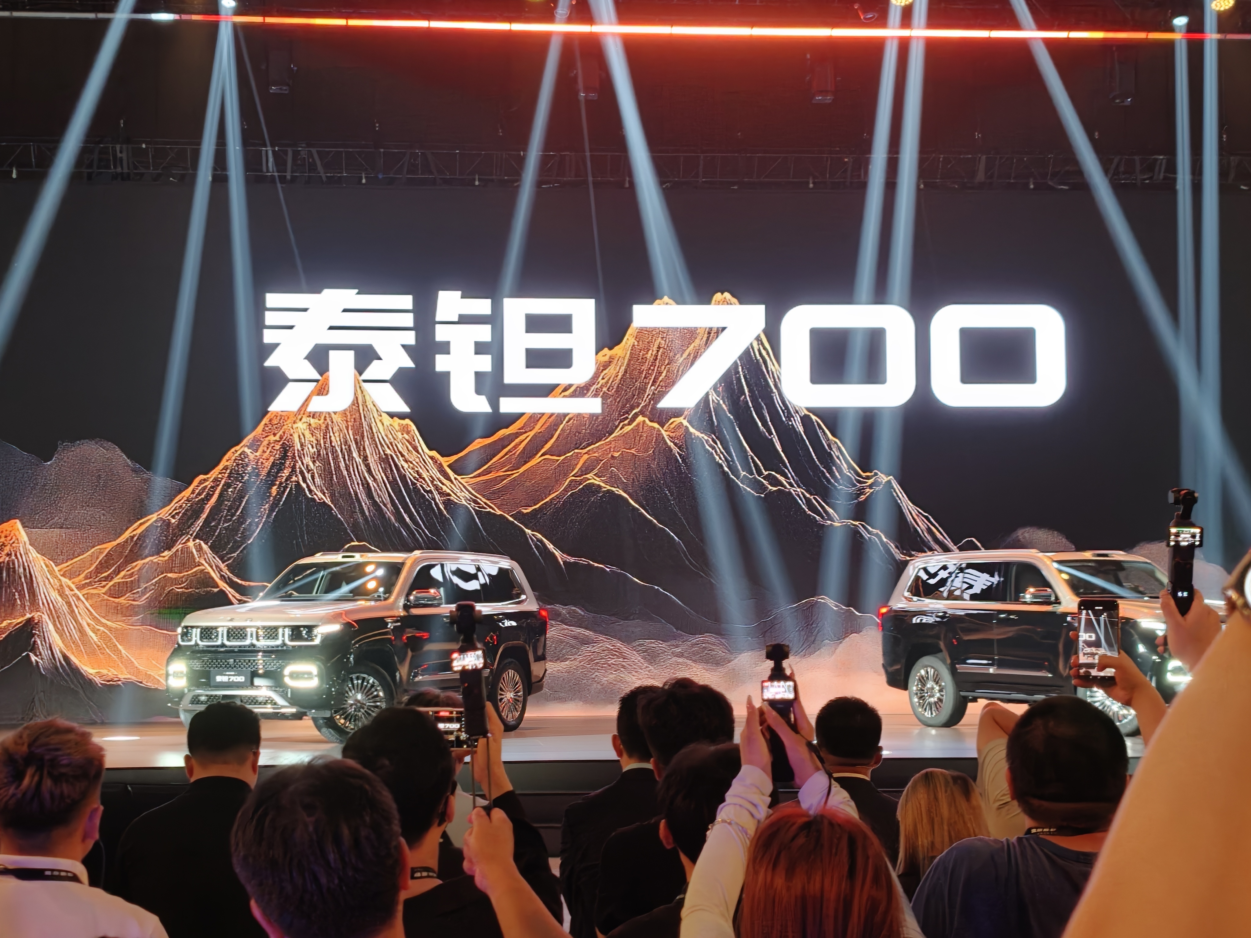 泰钽700预售价豪华版29.98万元起，乾崑旗舰版33.98万元起，乾崑巅峰版3