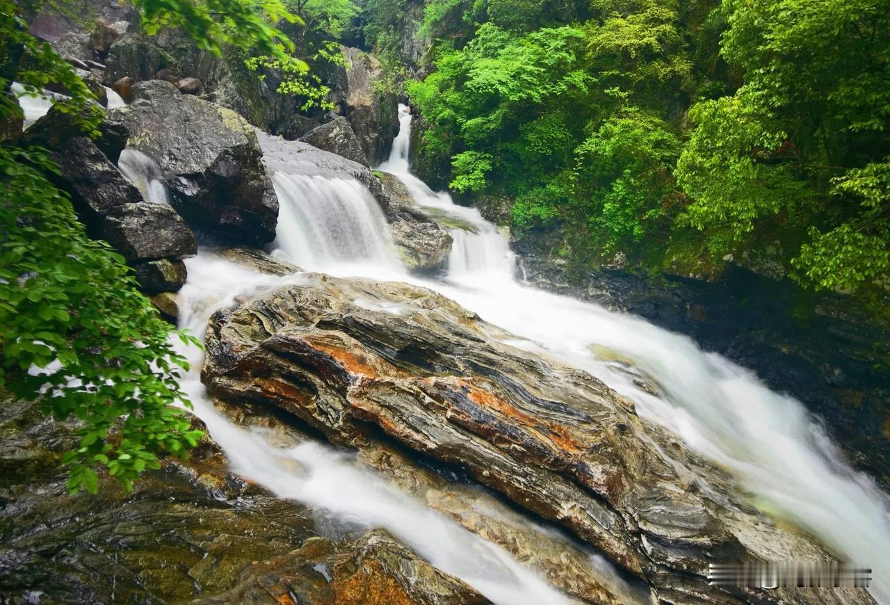 去听听小溪的声音《原创》
累了就去山里散散步，听听小溪的歌声特别减压，不信您也可