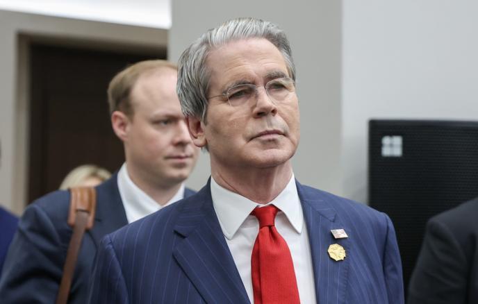 美国财政部不排除解除对俄罗斯石油的制裁
 
部长贝森特表示，若乌克兰危机得到解决