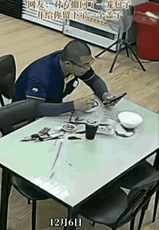 服务员的操作失误，把这个吃饭的男子弄蒙圈了，男子还以为放在桌子上这个东西有什么秘