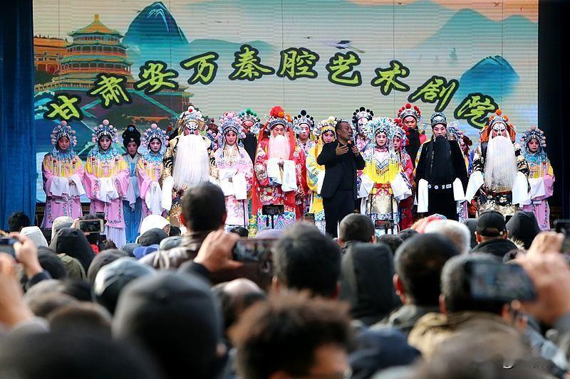 安万能改变秦腔的现状，他以150人组成的庞大剧团，全国各地巡演，唱戏带货两不误，
