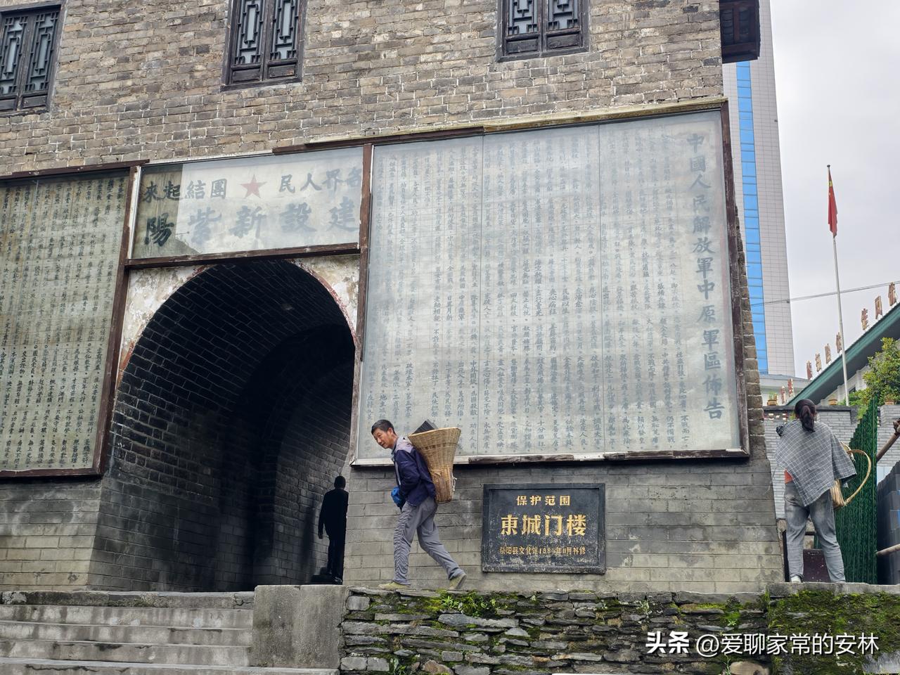 如今，山城还是那座山城，由于建在陡坡上，人们还是喜欢背背篓，那可是山民们的智慧。