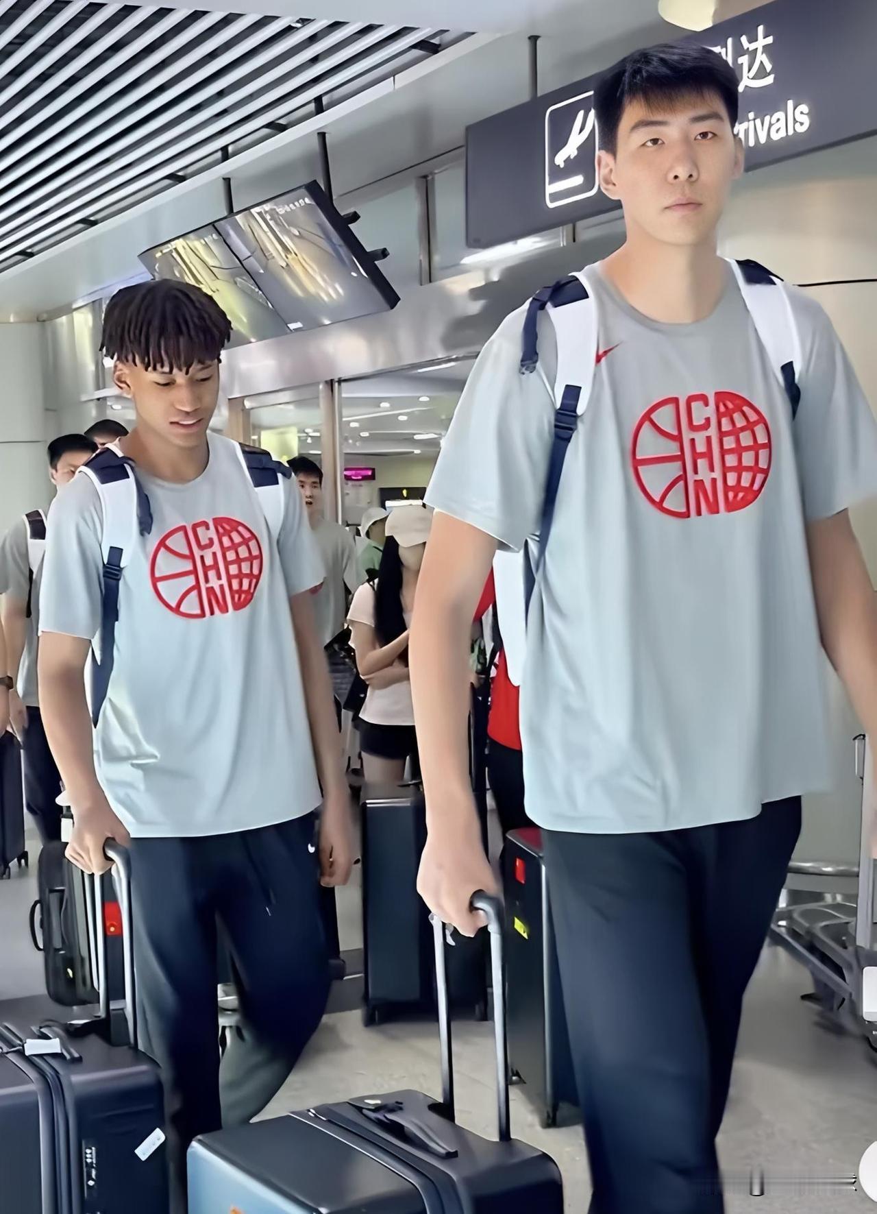 许昕和冯傲入选了六月份中国男篮的热身赛大名单，冯傲作为新疆男篮的唯一入选球员，希