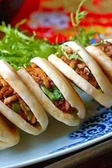 小生意也能赚大钱。比如在早市摆摊卖肉夹馍、凉皮等，都是不错的赚钱门道。只要你能吃