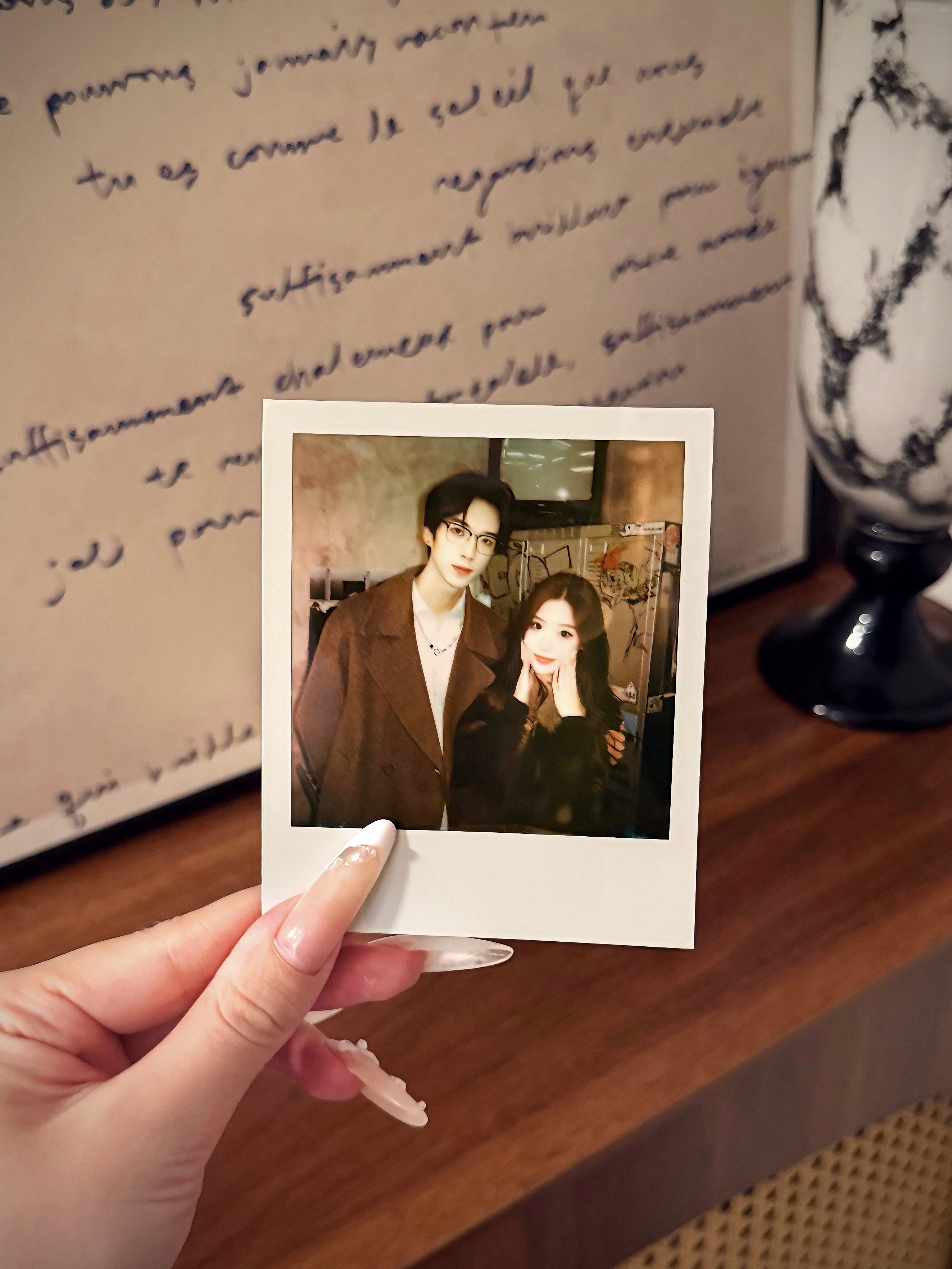 前两天陪我出去拍摄的时候临走发现咖啡店有拍立得，随手拍了一张，局促得好像个老干部