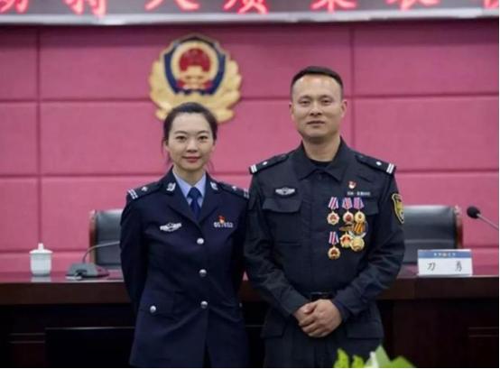 2012年，云南特警邹路遥在执行任务时失联。86天后，妻子石琛收到境外陌生短信，