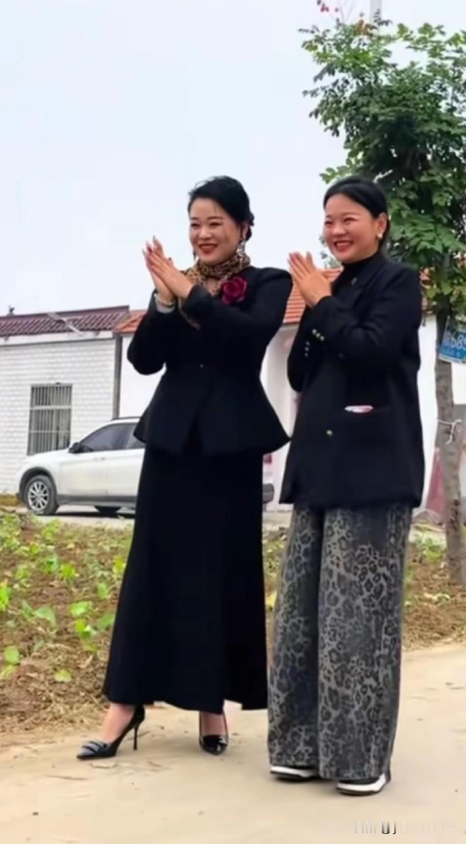 难道这就是缘分，周敏和亮哥姐姐长得太像了，亮哥的外甥也说周敏和她妈妈很像