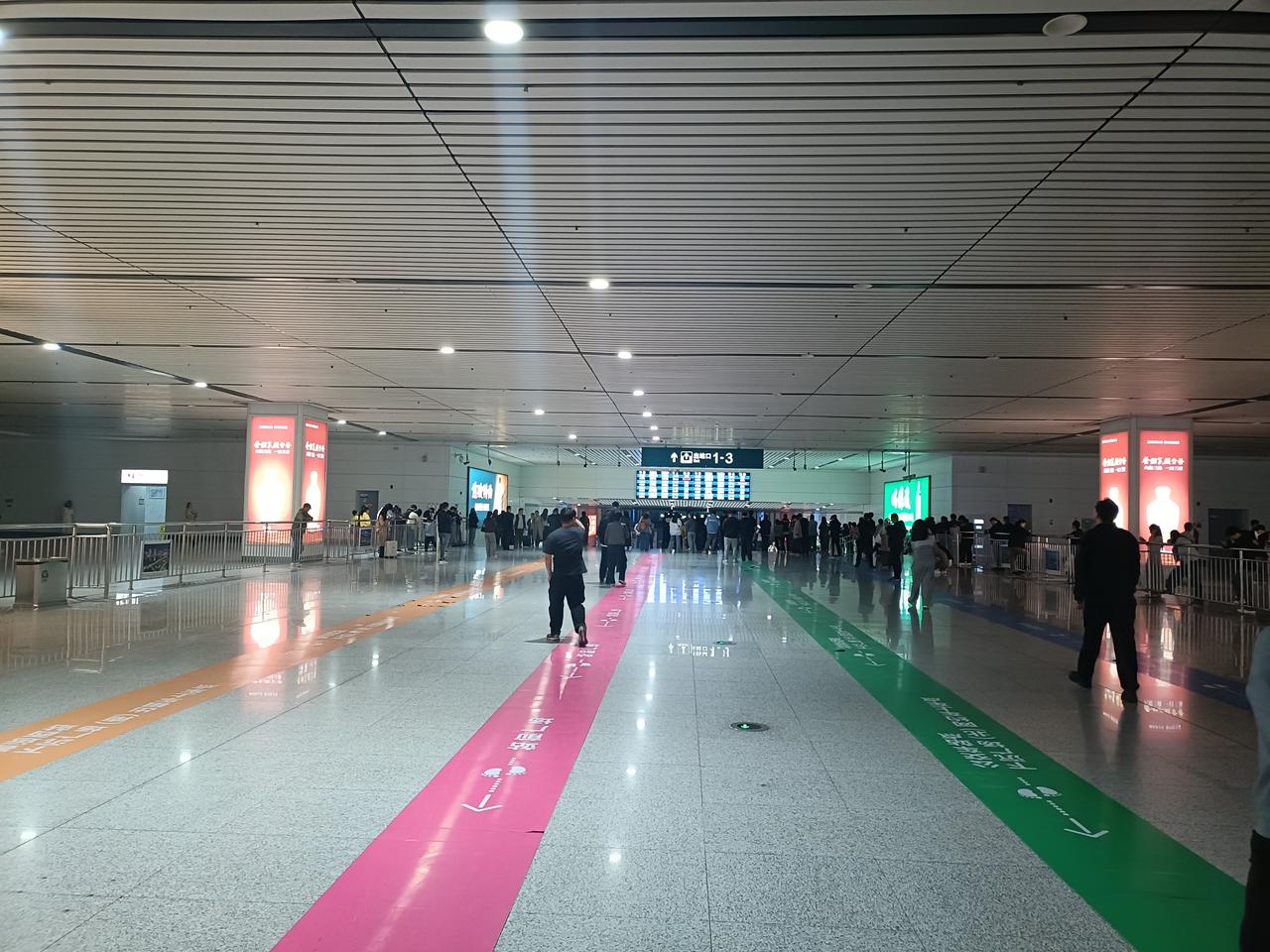 书记员小玲辞职了，因为她耽搁不起了，她应聘到法院四年了，每年都参加司考，但是每次