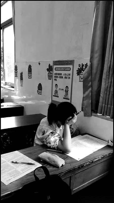 一个干了六年的补习班老师，今年暑假推开教室门，整个人杵在门口，手都不知道往哪儿放