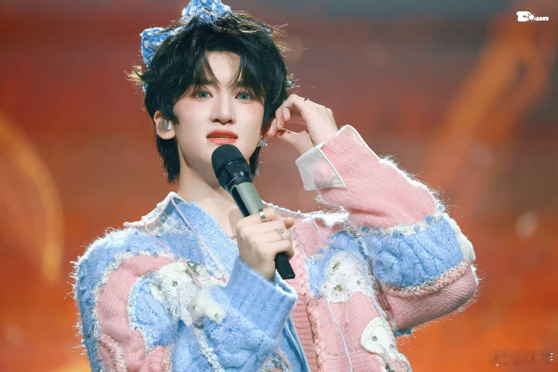 邓佳鑫离了时代峰峻发现外面没有雨 不是他不够好，只是从前没遇到懂他的人，如今在节