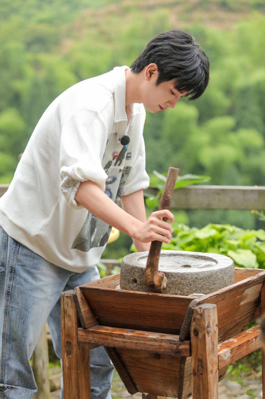 #敖子逸城市捉迷藏# azy#敖子逸旅行任意门# “春天会下雪，夏天有大雨，一年
