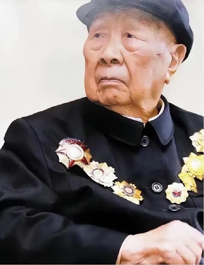 1984年，曾思玉退休后，到大连一水库钓鱼，钓着钓着，水库负责人走了过来，说：“