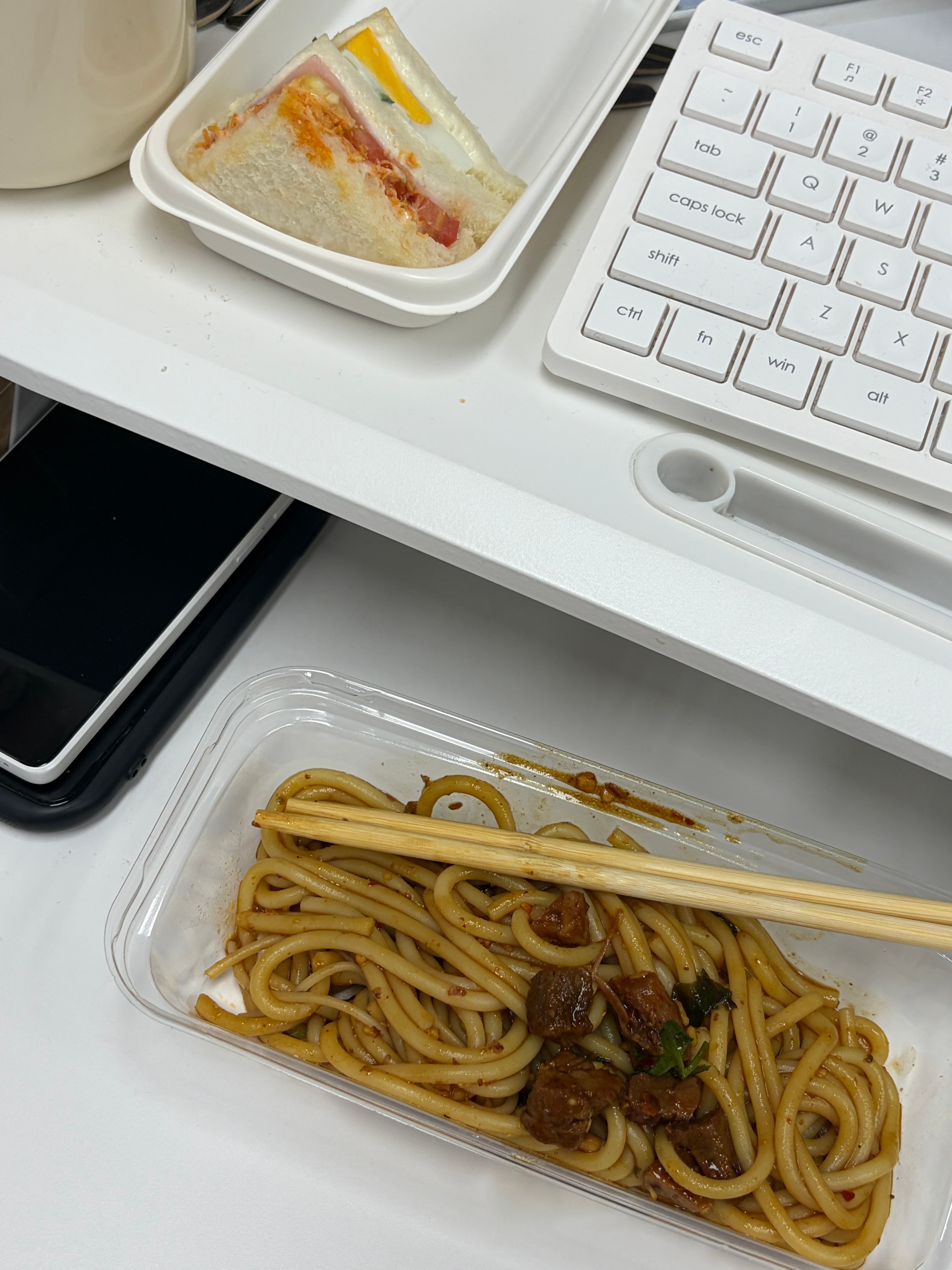 同事：感觉这个味道会很合你胃口我：你挑一根我尝尝啥味道 一根就行同事：好（挑了半