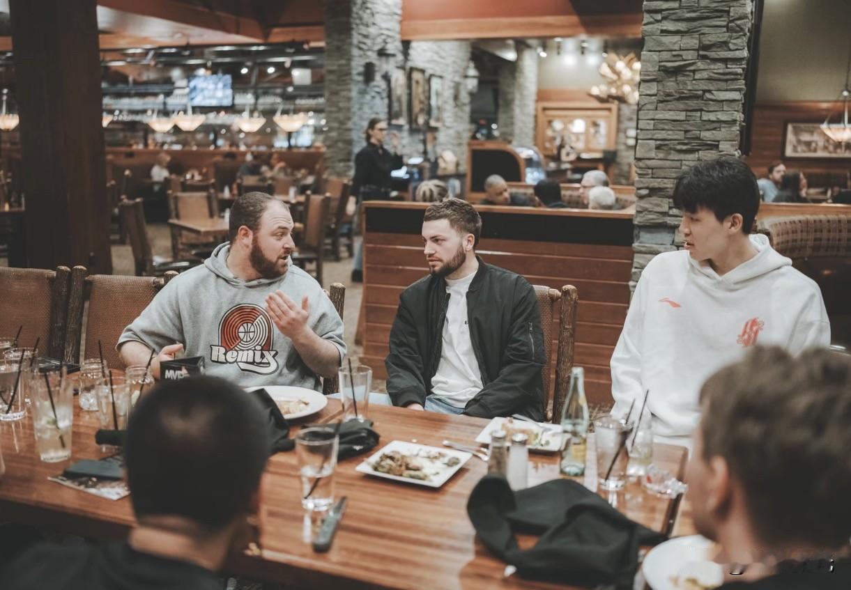 如果说杨瀚森整个新秀赛季，最应该感谢、排在第一位的那个人，毫无疑问就是赫尔斯库。