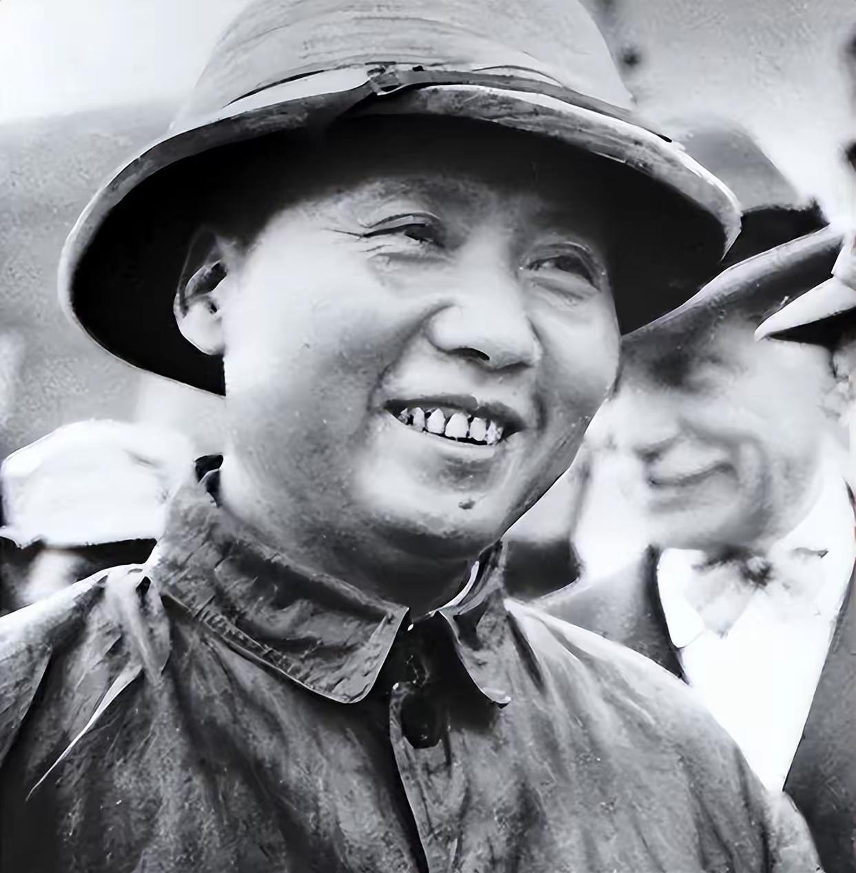 重庆谈判时，主席头顶上戴的考克帽，最初的所有人是南洋爱国华侨林琼秀的。后来林琼秀