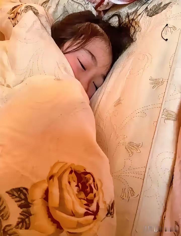 高考刚结束，全网都在热闹狂欢，可天津这个女孩，真的让人心疼坏了。

别人考完试，