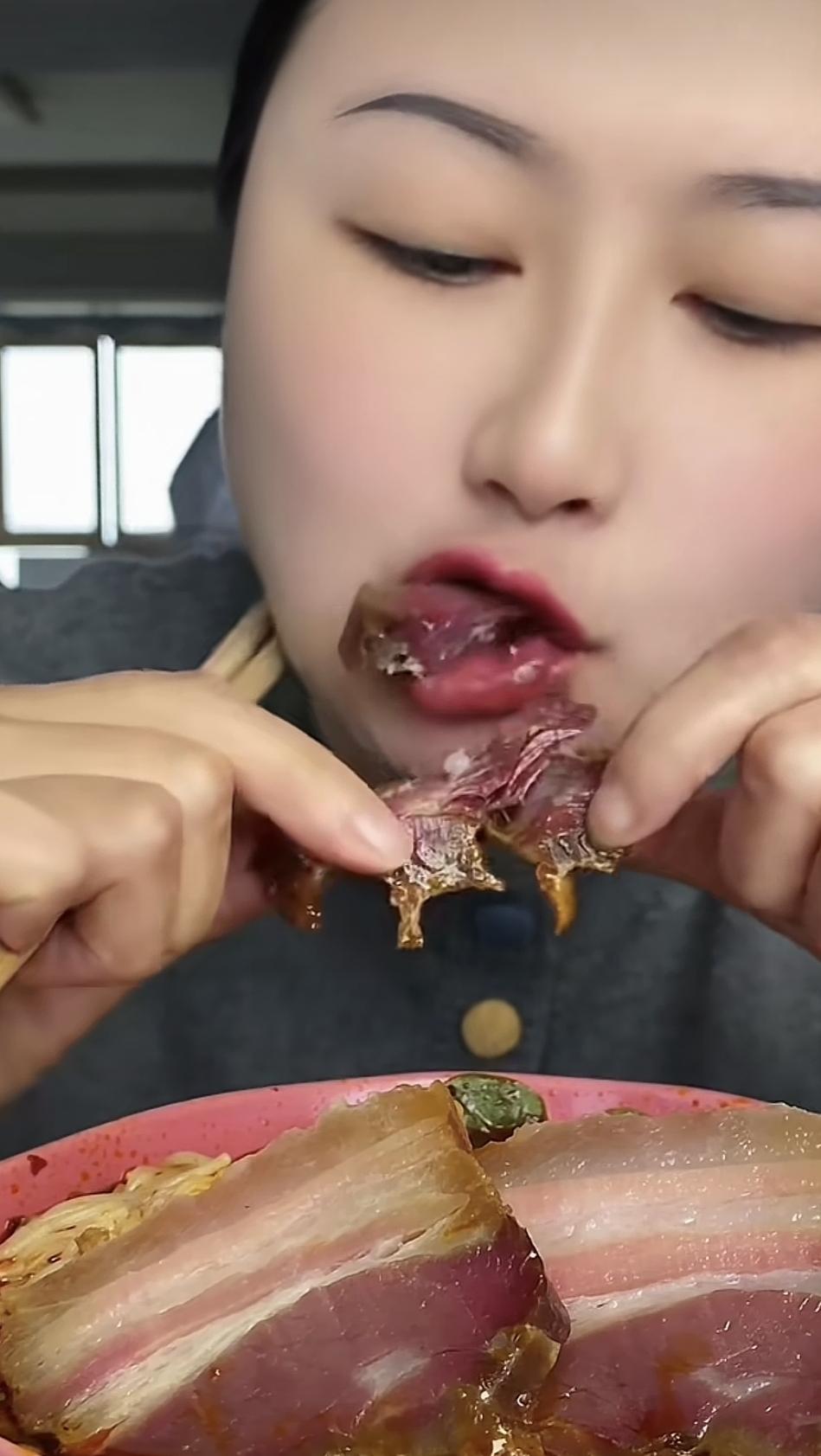 不知道这个小姐姐叫什么名字，但她嘴巴里嚼的是腊肉我认得[捂脸][捂脸]。真的感觉