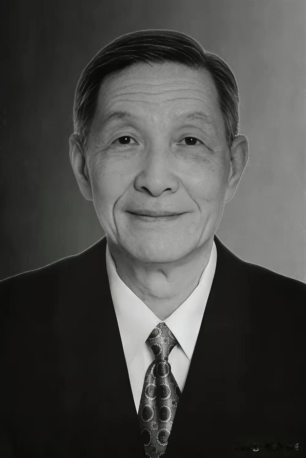 中国工程院院士，知名飞机设计专家，FBC - 1（飞豹）歼击轰炸机总设计师！
请