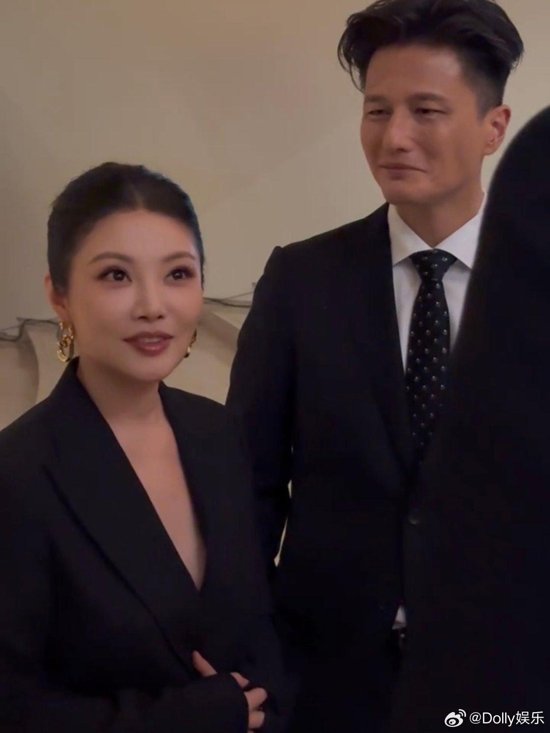 徐冬冬年纪上来了反而更美了36岁的徐冬冬气质变化好明显呀！早年风格偏厚重，现在整