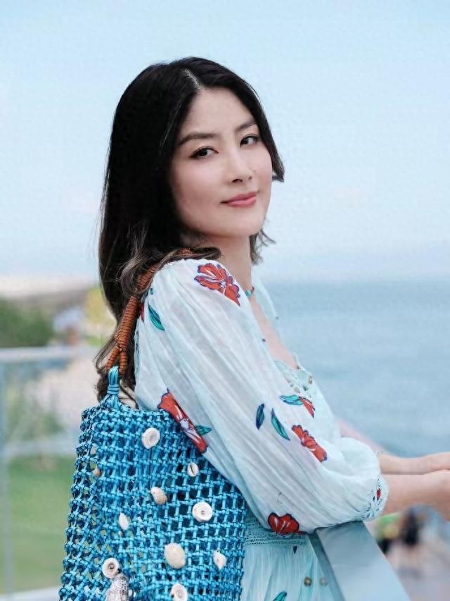 当陈慧琳的牛仔短裤，撕开了中年女星的“年龄封印”
 
说起陈慧琳，当年乐坛妥妥的
