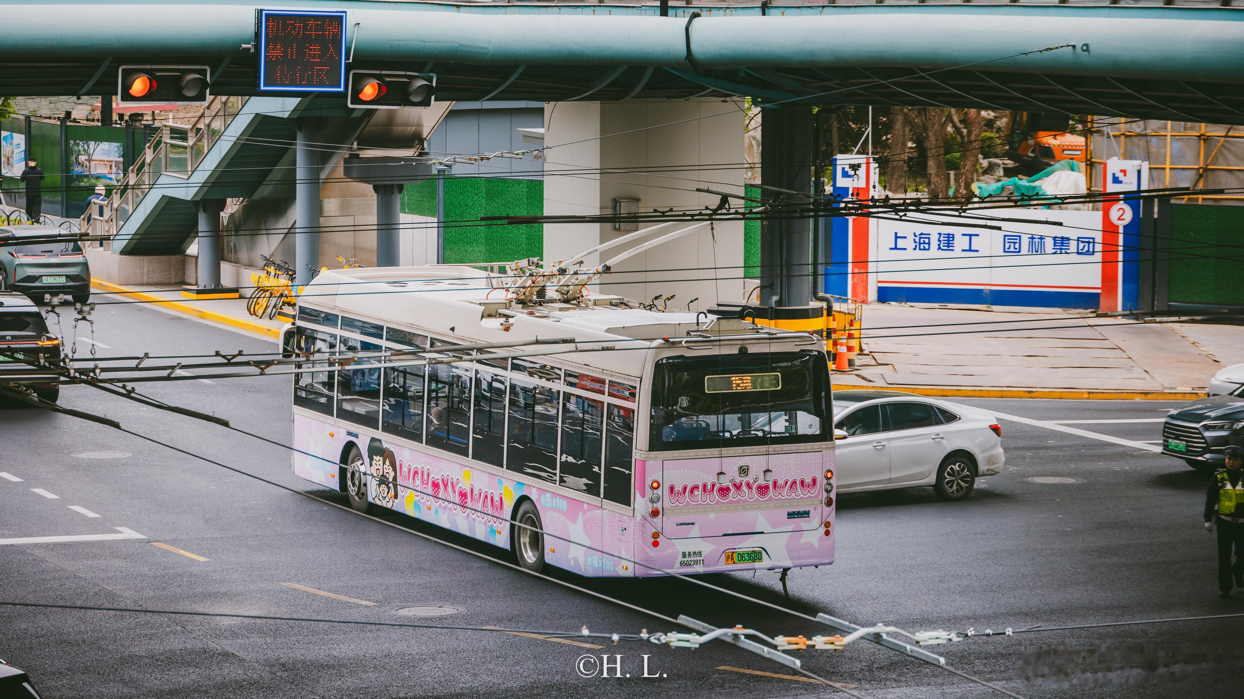 再一次投放无轨电车广告。20路无轨电车 0034 浅蓝20路 2002 绿色15