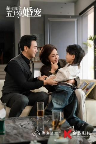 年过七旬的刘晓庆，最近彻底扎进了短剧圈！从年初官宣第一部短剧《萌宝助攻：五十岁婚