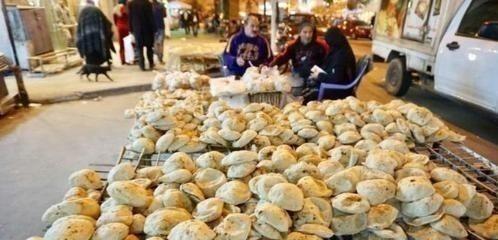 1984年，埃及政府推出廉价大饼解决国民问题，一张饼价格只有人民币一毛钱，但每天