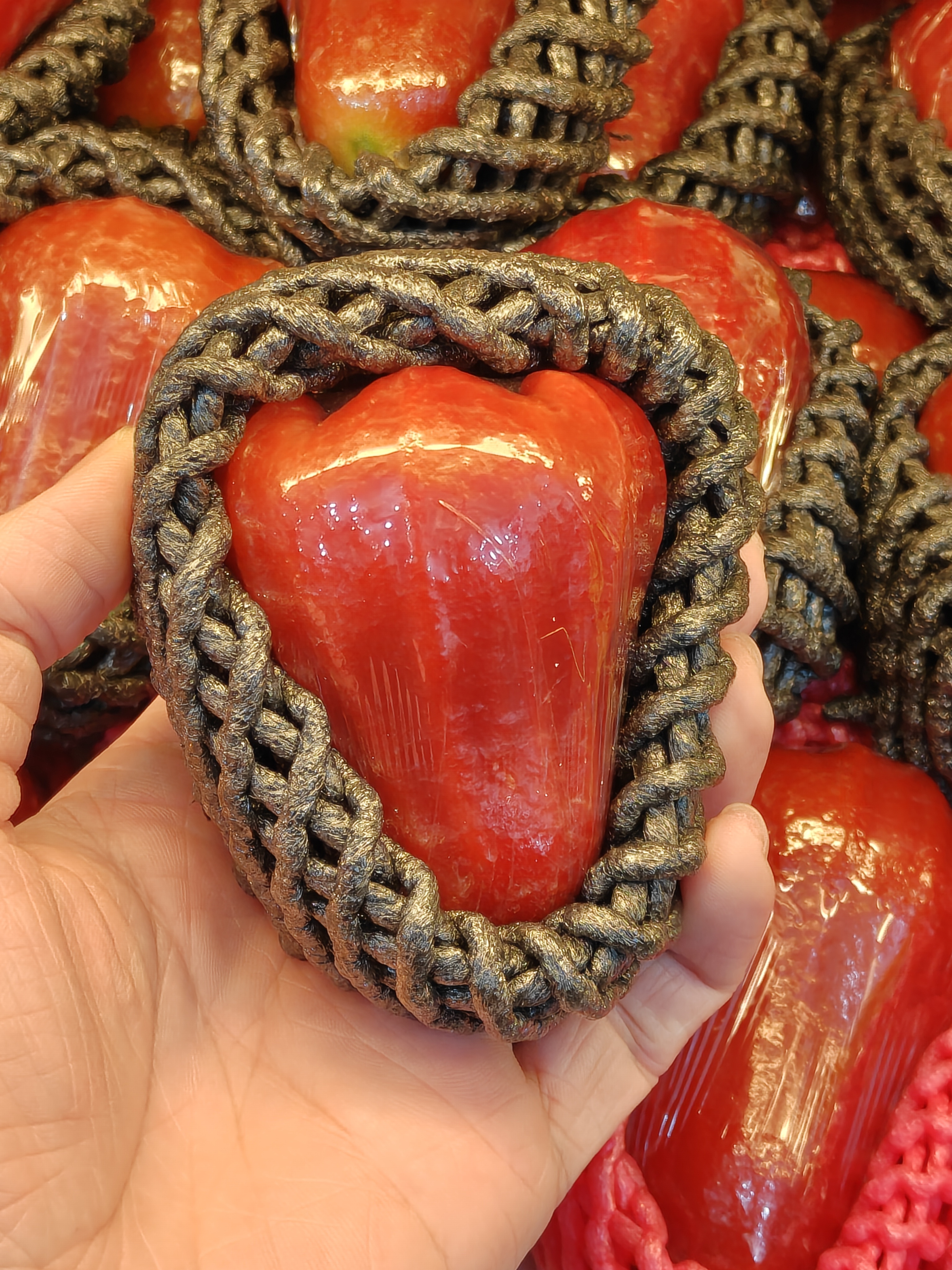 莲雾绝对是最好吃的水果，水嫩多汁，清甜不腻，不过有时候买的确是需要看运气，当季最